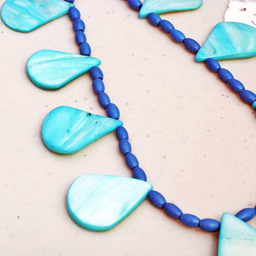 MOTHER OF PEARL TEARDROPS IN AQUA NECKLACE, 20 INCHES LONG, WITH BEAD ACCENTS,